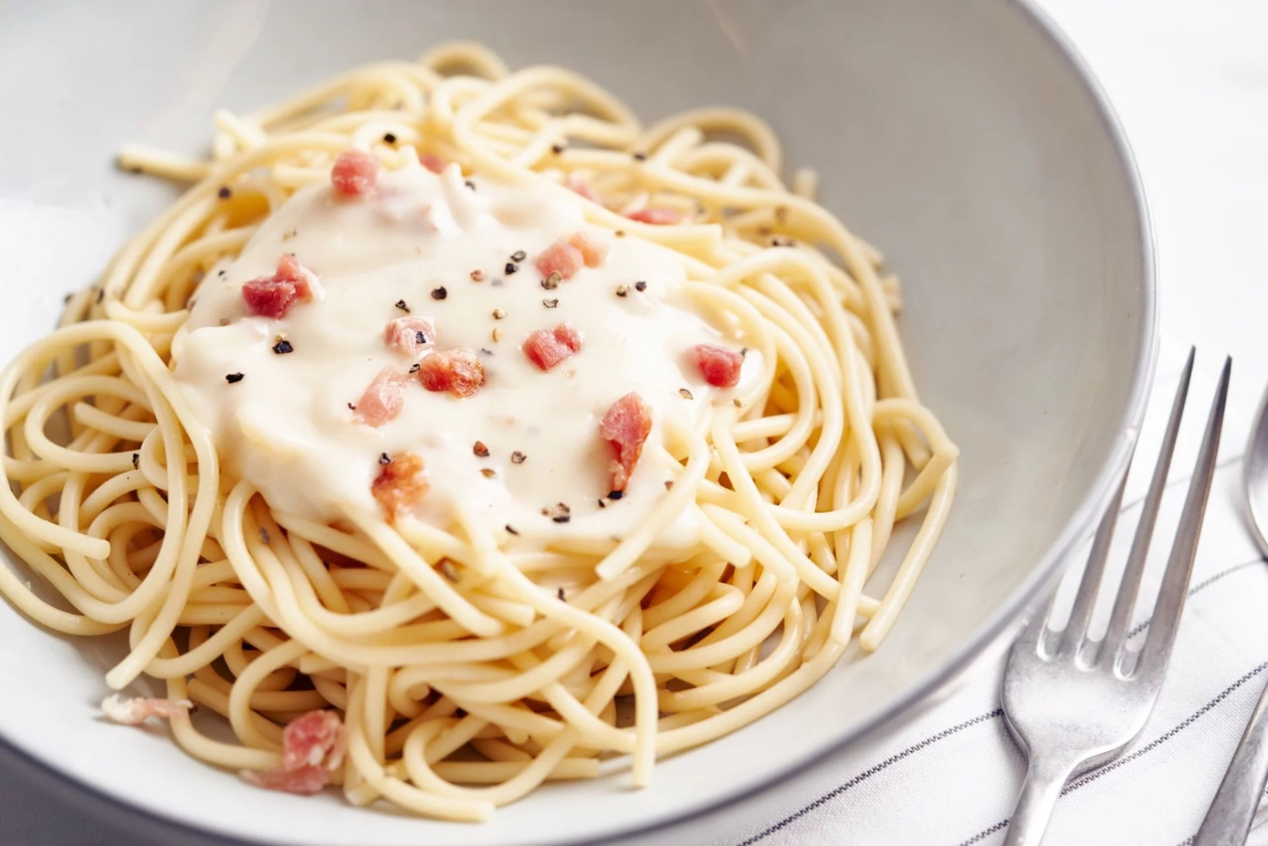 Spaghetti with fresh carbonara sauce