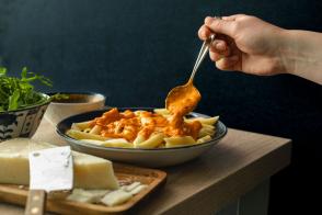 20252404_VLG_mvoverslag_WEB-pasta rood hand (2)
