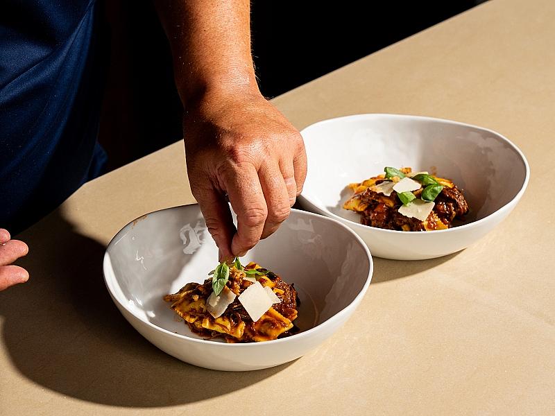 Chef werkt aan horeca gerecht