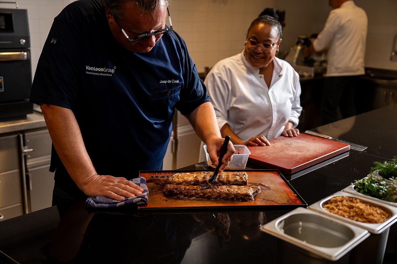 Culinair adviseur Van Loon Foodservice geeft advies aan chef