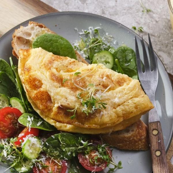 Omelet op salade op brood