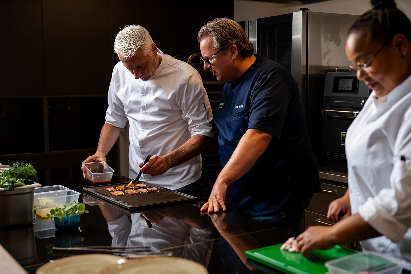 Culinair adviseur adviseert chef