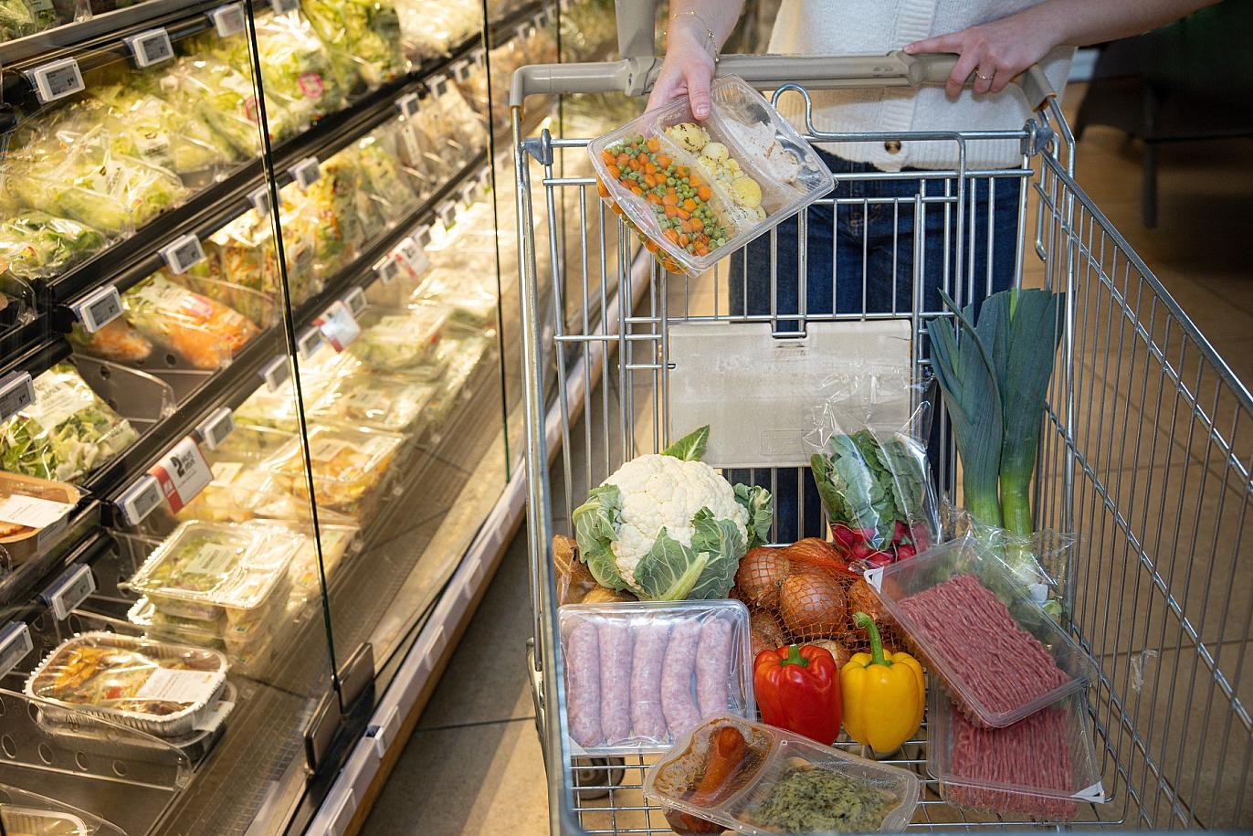 Vrouw winkelt in supermarkt