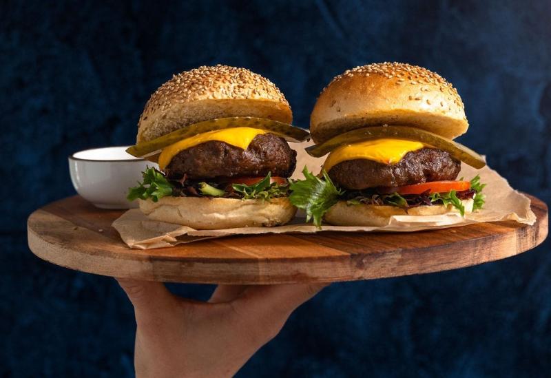 20252404_VLG_mvoverslag_WEB-hamburgers plank hand (3)