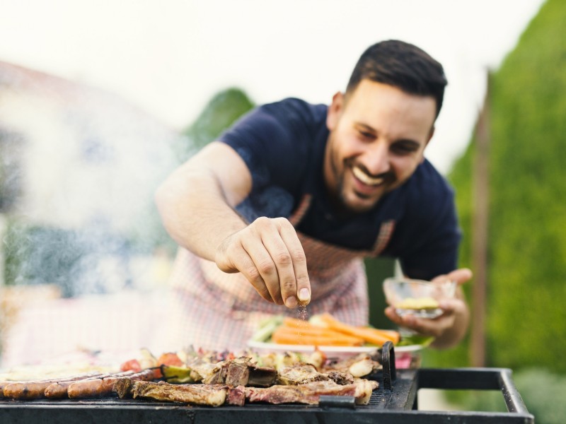 Consument geniet van een BBQ