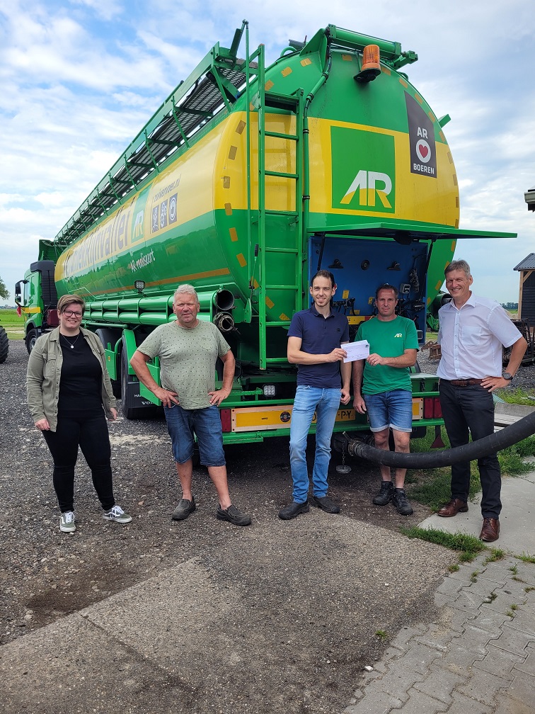 De levering bij Maatschap Mijnheer-Post. V.l.n.r. Ilonka van der Wagt (Van Loon Group), Klaas Mijnheer, Pieter Post, Mark Willemsen (chauffeur AR) en Gerben Klein Lebbink (verkoopleider varkens AR)