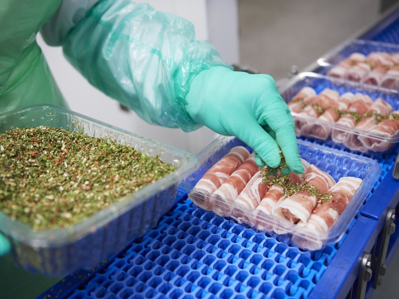 Slavinken worden gekruid aan de productielijn