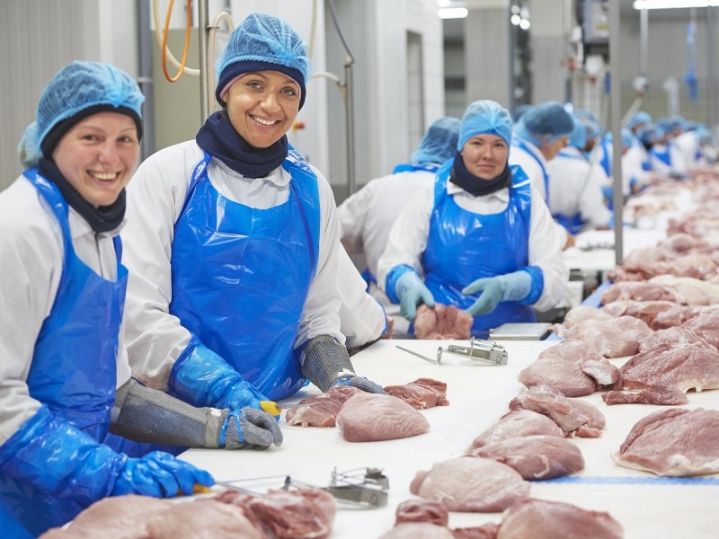 Medewerksters Best Star Meat aan het werk