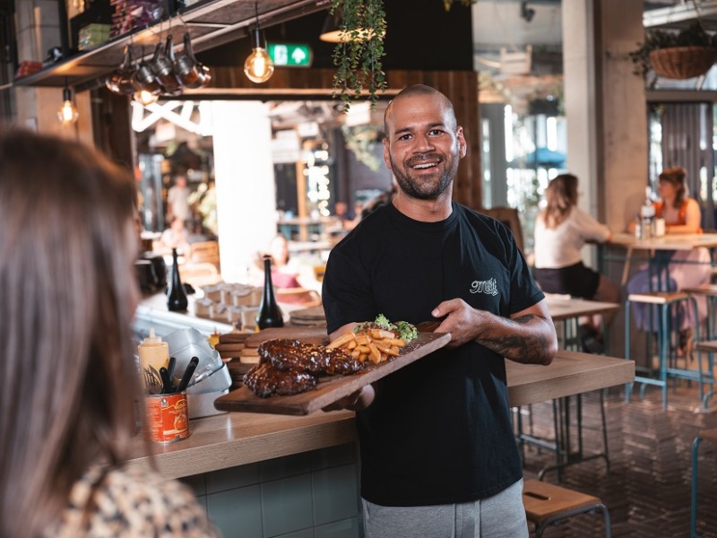 Klant met spareribs van Enkco